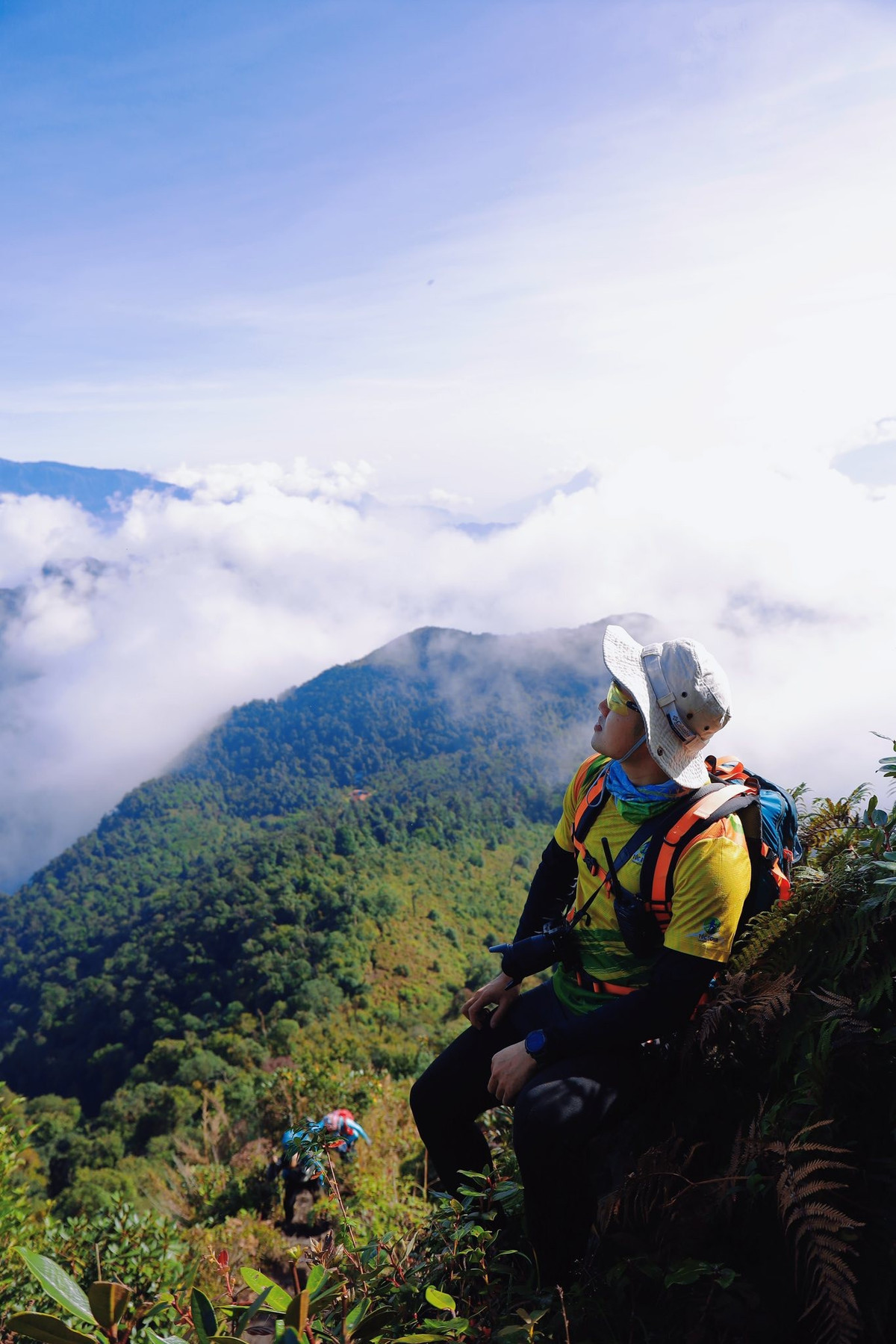 Mọi nỗ lực đều được đền đáp. Du khách sẽ được ngắm bình minh trên biển mây trắng xóa, chiêm ngưỡng rừng phong rực rỡ giữa không gian núi rừng Tây Bắc hùng vĩ. Cảm giác đứng trên đỉnh núi, trước mắt là cảnh quan rộng mở, hùng vĩ nhưng bình yên, là trải nghiệm khó quên cho những ai yêu thiên nhiên và ưa khám phá. Ảnh A Lử