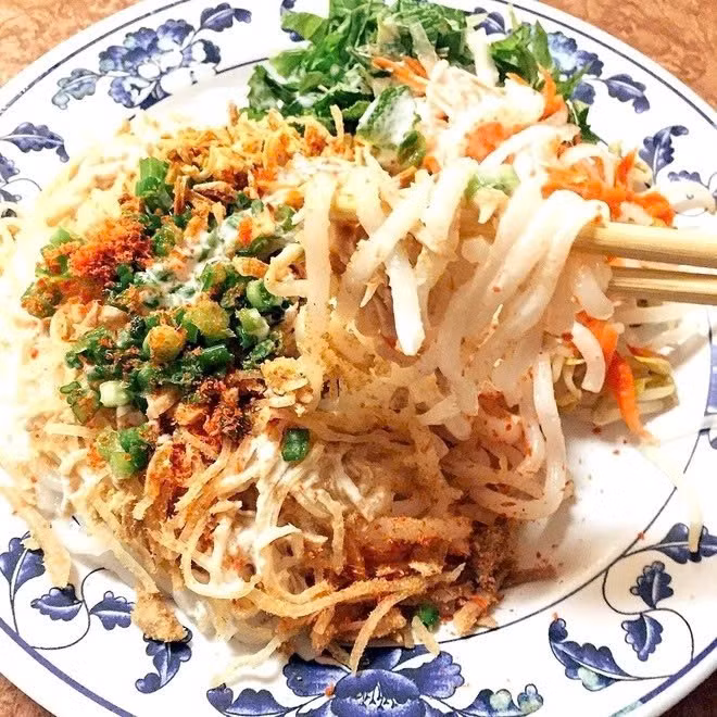 Bánh tằm bì từ lâu đã trở thành một trong những món ăn dân dã tiêu biểu của vùng sông nước Nam Bộ. Không cầu kỳ như nhiều đặc sản được biến tấu theo xu hướng hiện đại, món ăn này vẫn giữ trọn nét mộc mạc, phản ánh cách sống chân chất và sự khéo léo của người dân miền Tây. Ảnh MIA