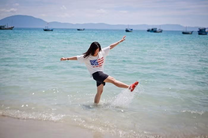 Không chỉ dừng lại ở đó, Ninh Thủy còn mở ra cơ hội để du khách thưởng thức hải sản tươi ngon ngay tại làng chài với hương vị đậm đà, thơm ngon khó quên. Ảnh Tiến Thành