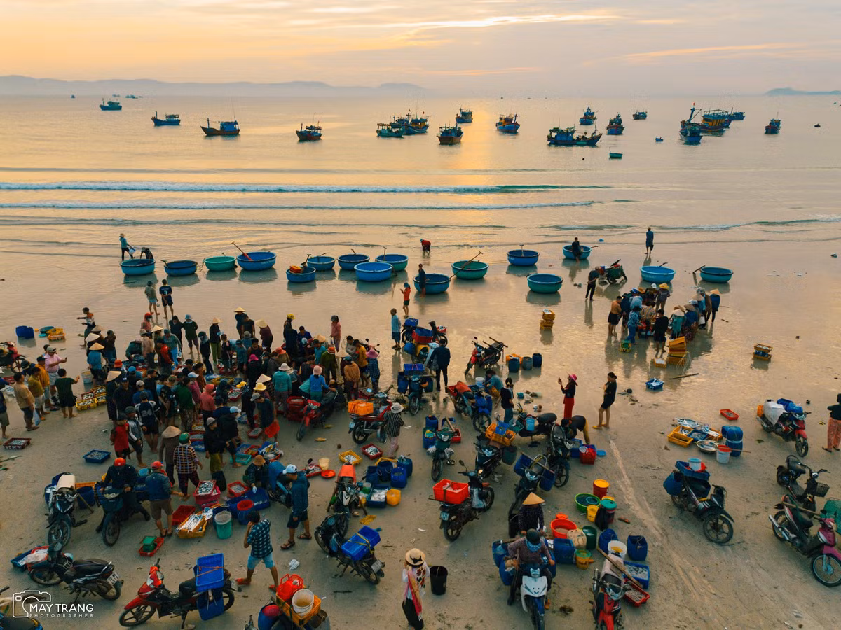 Nơi đây là điểm dừng chân lý tưởng cho du khách muốn trải nghiệm cuộc sống giản dị, chân thật và tận hưởng vẻ đẹp bình yên của vùng biển quê hương. Ảnh Mây Trắng