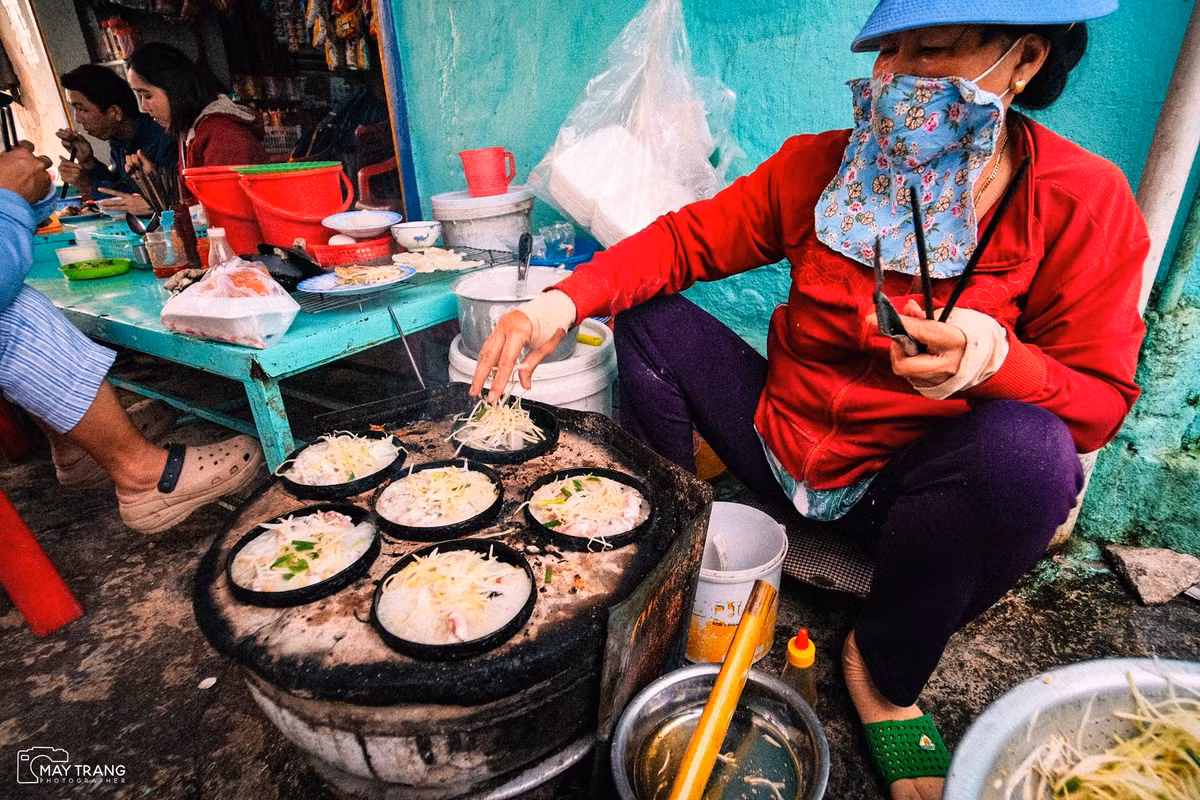 Một số gia đình ngư dân còn nhiệt tình mời khách trải nghiệm câu cá, kéo lưới cùng họ – mang đến cảm giác chân thật, gần gũi và đầy thú vị. Ảnh Mây Trắng