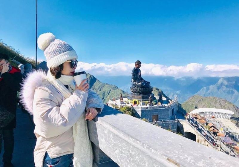 Lời khuyên du lịch: đặt trước vé máy bay, phòng khách sạn; chuẩn bị trang phục phù hợp từng mùa; lựa chọn điểm đến theo sở thích; theo dõi dự báo thời tiết đặc biệt mùa bão. Ảnh datviettour