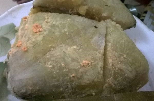 Ngay khi bóc bánh, nếu thấy những mảng mốc trắng, xanh hay đen bám trên mặt nếp hoặc ẩn dưới lớp lá dong, hãy bỏ bánh ngay lập tức. Nấm mốc không chỉ phá hỏng mùi vị mà còn sinh ra độc tố nguy hiểm. Đáng nói, loại độc tố này không thể bị tiêu diệt dù bánh được chiên hay luộc lại, thậm chí có thể tích tụ lâu dài trong cơ thể, gây tổn thương gan, thận nếu sử dụng nhiều lần. Ảnh minh họa