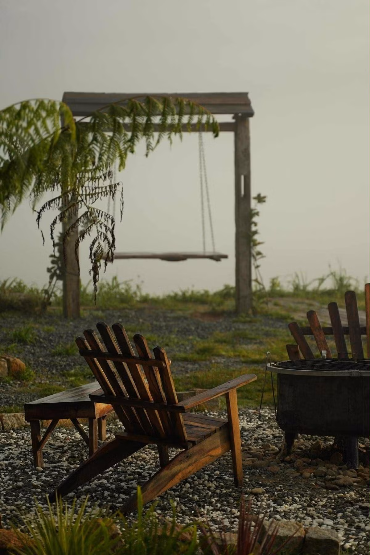 Cao nguyên Lâm Viên vốn nổi tiếng với rừng thông bạt ngàn, đồi chè trải dài và khí hậu mát mẻ quanh năm. Những đồi núi phủ sương tạo nên những tấm nền hoàn hảo cho các bức ảnh bình minh, thu hút không chỉ du khách mà còn cả nhiếp ảnh gia chuyên nghiệp. Khung cảnh nơi đây thay đổi theo từng mùa, nhưng săn mây sớm vẫn luôn là điểm nhấn hấp dẫn nhất. Ảnh Duy Lâm