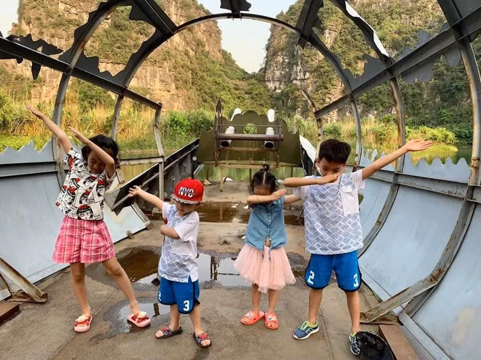 Một điểm đến khác đáng cân nhắc là Ninh Bình – nơi kết hợp giữa du lịch sinh thái và di sản văn hóa. Trong 2 ngày 1 đêm, gia đình có thể dạo thuyền ngắm cảnh Tràng An, leo Hang Múa ngắm toàn cảnh Tam Cốc, ghé thăm chùa Bái Đính và thưởng thức cơm cháy dê núi. Chi phí nhẹ nhàng, chỉ khoảng 4–5 triệu đồng cho cả gia đình 4 người nếu di chuyển bằng ô tô riêng hoặc xe limousine từ Hà Nội. Ảnh Thu Phạm