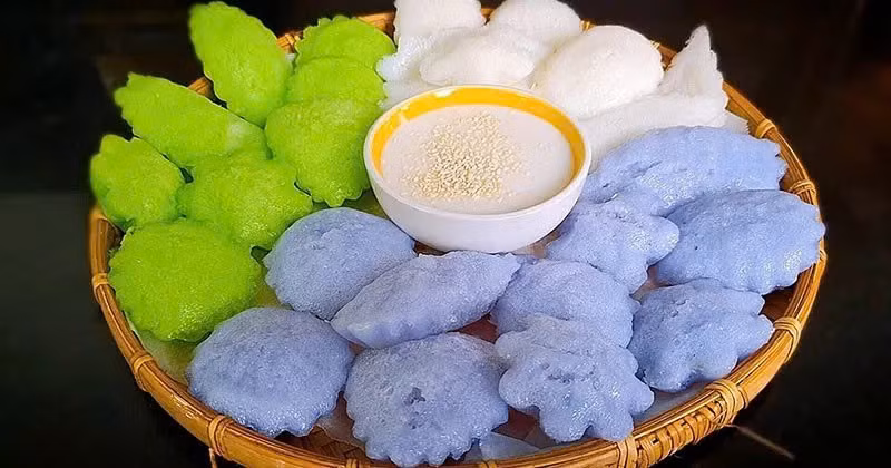 Phần tráng miệng thường là bánh bò hấp và bánh ít – hai món ngọt dân dã được yêu thích. Bánh bò nở bung như hoa, mềm xốp, thơm mùi nước cốt dừa, còn bánh ít nhỏ xinh, nhân đậu xanh hoặc dừa nạo, gói trong lá chuối – thể hiện tấm lòng hiếu khách của gia chủ khi biếu khách sau bữa cỗ. Ảnh UNIE