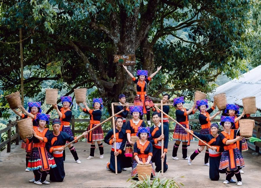 Năm 2015, Sin Suối Hồ chính thức được công nhận là bản văn hóa du lịch cộng đồng. Từ đó đến nay, bản làng từng bước hoàn thiện cơ sở hạ tầng, dịch vụ lưu trú, nhưng vẫn giữ được nét nguyên sơ vốn có. Ảnh Baonhandan