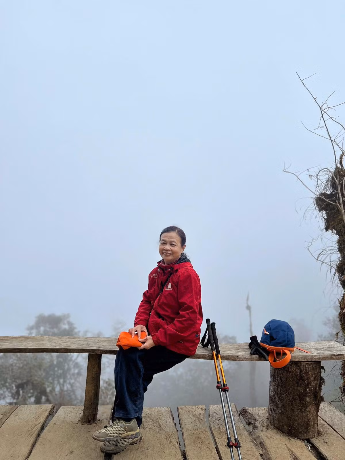 Hỏi vì sao ở tuổi này vẫn chọn leo núi – một bộ môn vốn nhiều thử thách, cô Lan chỉ mỉm cười nhẹ nhàng: “Cô thích đi thế này lắm. Cô được ngắm thiên nhiên, được trải nghiệm những điều mà trước đây cô chưa từng làm”.