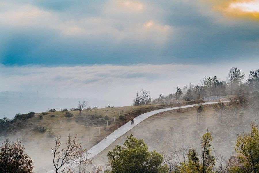 Được giới săn mây truyền tai nhau nhiều nhất là cao điểm 689. Cách tượng đài Khe Sanh khoảng 6km, nơi đây không dễ chinh phục do đường dốc và phải đi bộ đoạn cuối. Tuy nhiên, bù lại, cao điểm 689 có thể săn mây gần như quanh năm. Khi mây dâng cao, gió thổi nhẹ và ánh sáng liên tục thay đổi, toàn bộ không gian như được phủ một lớp sương mờ huyền ảo, mang đến trải nghiệm rất riêng cho những du khách thực sự đam mê. Ảnh dulichquangtri