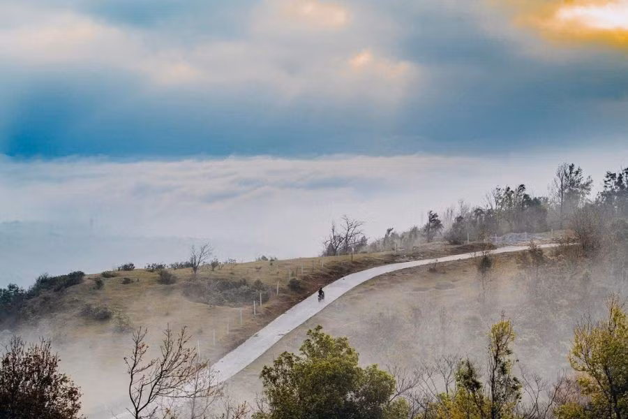 Được giới săn mây truyền tai nhau nhiều nhất là cao điểm 689. Cách tượng đài Khe Sanh khoảng 6km, nơi đây không dễ chinh phục do đường dốc và phải đi bộ đoạn cuối. Tuy nhiên, bù lại, cao điểm 689 có thể săn mây gần như quanh năm. Khi mây dâng cao, gió thổi nhẹ và ánh sáng liên tục thay đổi, toàn bộ không gian như được phủ một lớp sương mờ huyền ảo, mang đến trải nghiệm rất riêng cho những du khách thực sự đam mê. Ảnh dulichquangtri