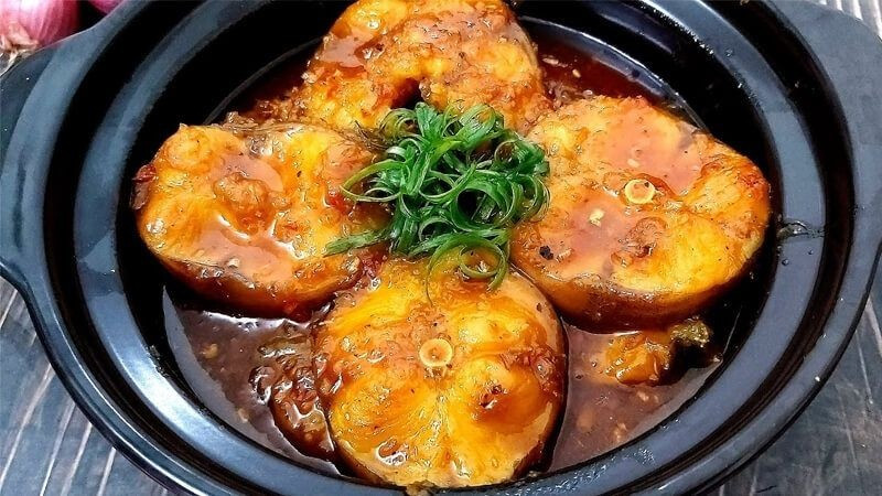 Cá lăng là một trong những loại cá da trơn được nhiều người ưa chuộng nhờ hương vị thơm ngon, thịt chắc, ít xương và dễ chế biến thành nhiều món ăn hấp dẫn. Không chỉ mang giá trị ẩm thực cao, cá lăng còn được đánh giá là thực phẩm giàu dinh dưỡng, mang lại nhiều lợi ích thiết thực cho sức khỏe con người. Ảnh minh họa