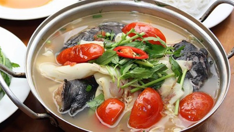 Hàm lượng protein dồi dào trong cá lăng đóng vai trò quan trọng trong việc xây dựng và tái tạo các mô cơ, giúp cơ thể phục hồi nhanh sau hoạt động thể lực và nâng cao sức đề kháng. Chất đạm còn tham gia vào quá trình vận chuyển các dưỡng chất qua màng tế bào, thúc đẩy chức năng nuôi dưỡng tế bào, từ đó góp phần cải thiện trí nhớ, tăng cường hoạt động của não bộ và duy trì sức khỏe tổng thể. Ảnh minh họa