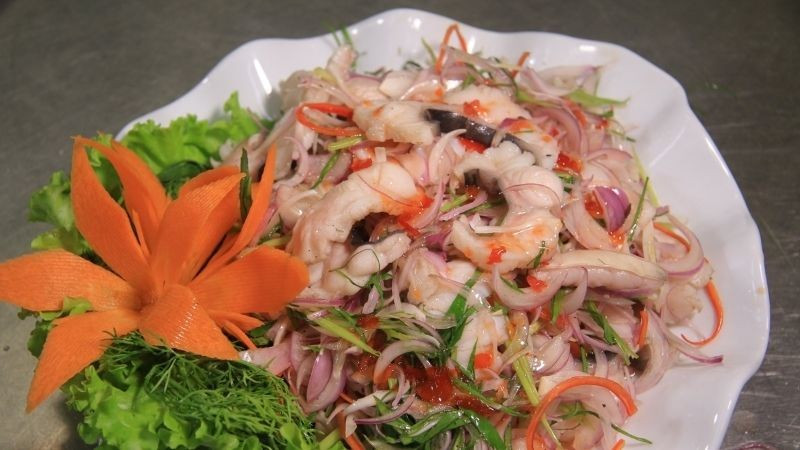 Bên cạnh protein, cá lăng còn là nguồn cung cấp omega-3 – một loại chất béo không bão hòa đa thiết yếu mà cơ thể không thể tự tổng hợp. Omega-3 có tác dụng hỗ trợ giảm nguy cơ mắc các bệnh tim mạch, cải thiện tuần hoàn máu, giúp giấc ngủ sâu và ổn định hơn. Ảnh minh họa