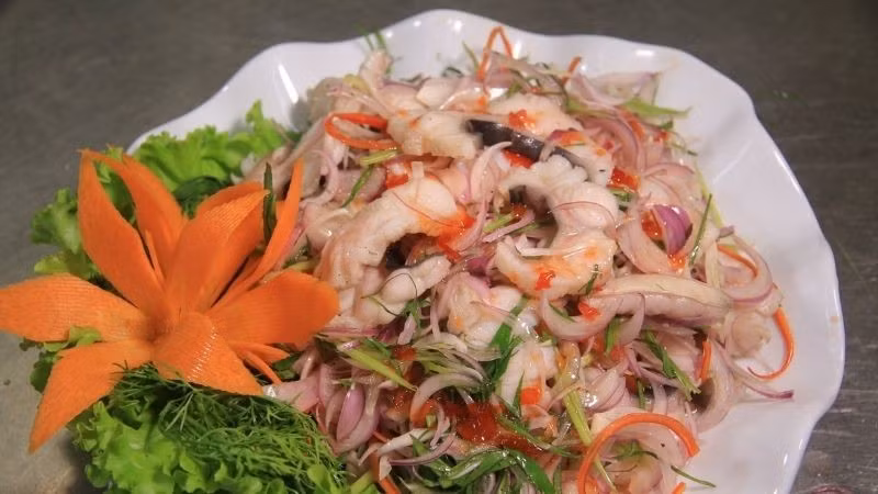 Bên cạnh protein, cá lăng còn là nguồn cung cấp omega-3 – một loại chất béo không bão hòa đa thiết yếu mà cơ thể không thể tự tổng hợp. Omega-3 có tác dụng hỗ trợ giảm nguy cơ mắc các bệnh tim mạch, cải thiện tuần hoàn máu, giúp giấc ngủ sâu và ổn định hơn. Ảnh minh họa