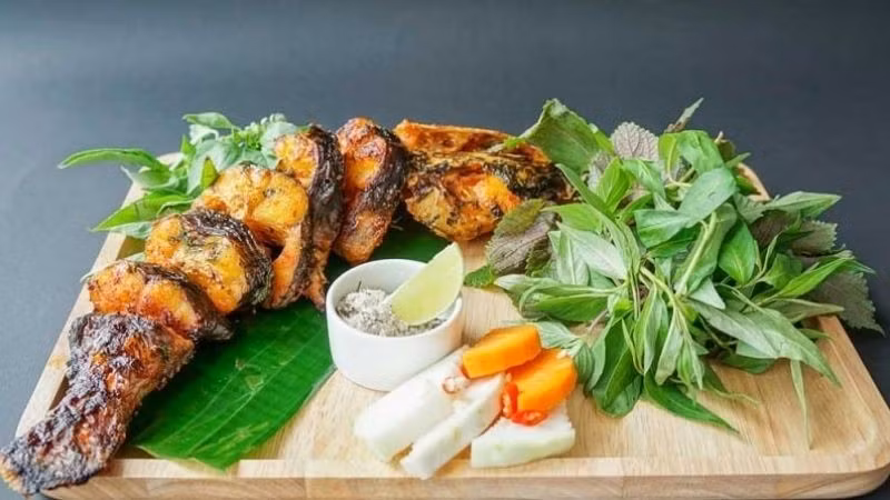 Theo các nghiên cứu dinh dưỡng, trong 100g thịt cá lăng tươi chưa qua chế biến có chứa khoảng 112 kcal năng lượng, 19g protein, 4g chất béo cùng nhiều vitamin và khoáng chất cần thiết cho cơ thể. Ảnh minh họa