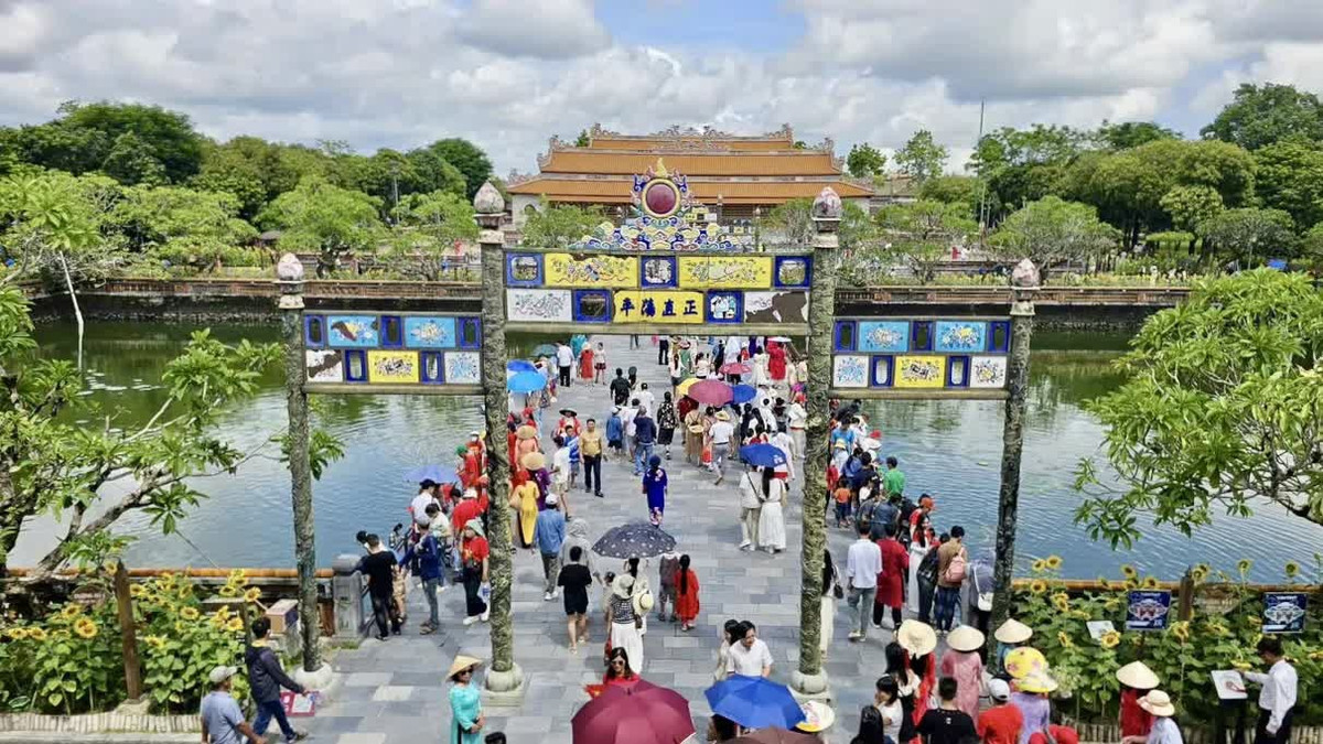 Huế không chỉ khiến người ta lưu luyến bởi vẻ đẹp trầm mặc của kinh thành xưa, những ngôi chùa cổ soi bóng bên sông Hương hay nhịp sống chậm rãi rất riêng của miền đất cố đô. Ẩn sâu sau những mái nhà rêu phong ấy là hệ thống làng nghề truyền thống lâu đời – nơi gìn giữ tinh hoa văn hóa, ký ức lịch sử và bàn tay tài hoa của người Huế qua nhiều thế hệ. Với những du khách yêu thích hành trình khám phá văn hóa bản địa, các làng nghề ở Huế chính là điểm dừng chân không thể bỏ qua. Ảnh Internet