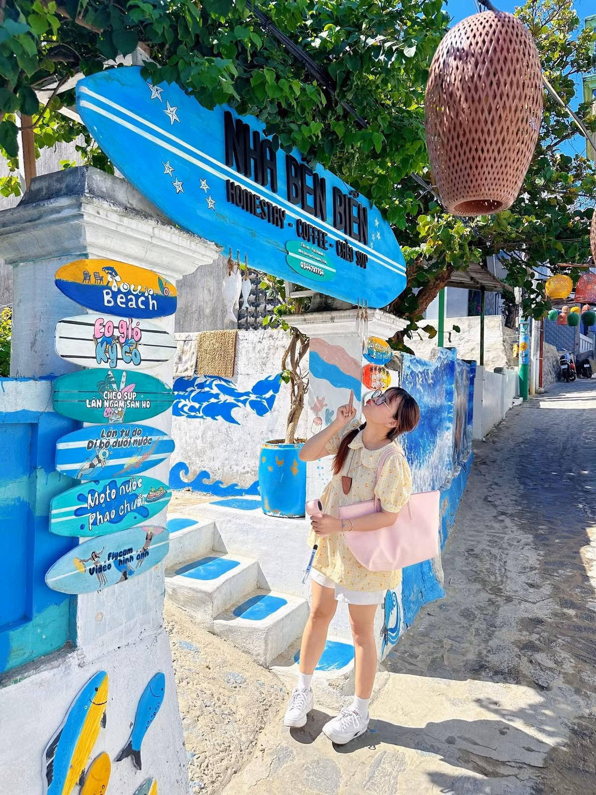 Không ồn ào hay náo nhiệt, nơi đây níu chân du khách bằng sự giản dị, chân chất và nhịp sống chậm rãi của người dân miền biển. Ảnh Đặng Quang Vinh