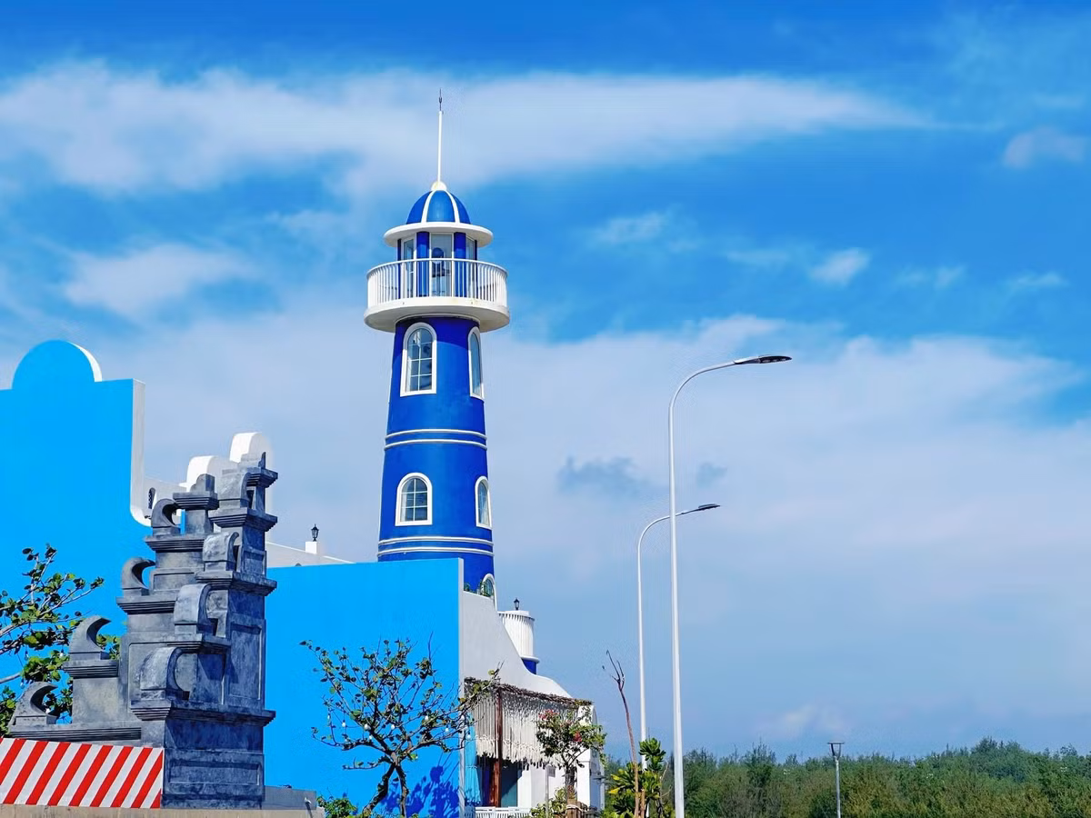 Không chỉ là điểm đến mới lạ, những con đường lát đá xanh còn góp phần cải thiện sinh kế cho người dân. Nhiều hộ gia đình mở quán cà phê, bán đồ lưu niệm hoặc hải sản tươi sống phục vụ du khách.