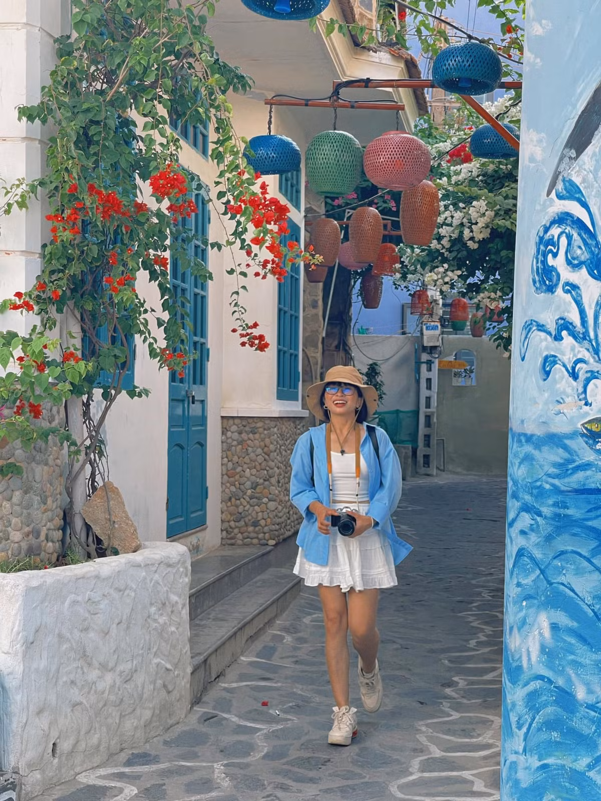 Những bức bích họa tại Nhơn Lý xuất hiện cách đây vài năm, tái hiện cuộc sống mưu sinh, khung cảnh thiên nhiên và văn hóa miền biển. Ảnh Đi cùng Jayni