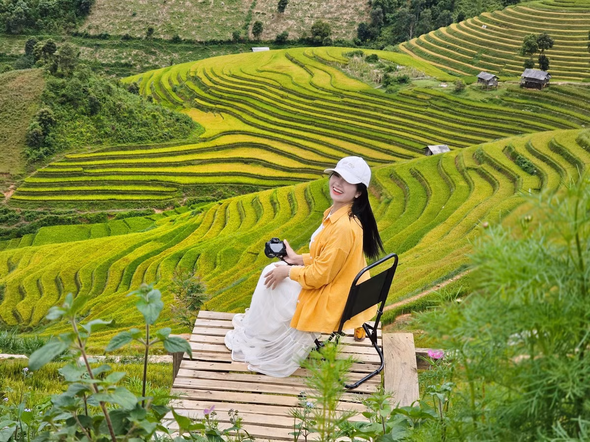 Nằm cách chợ trung tâm Mù Cang Chải khoảng 8 km, bản Kim Nọi là điểm đến mới nổi với những thửa ruộng bậc thang xanh mướt mùa mạ non và vàng óng mùa lúa chín. Ảnh Thu Ngoác