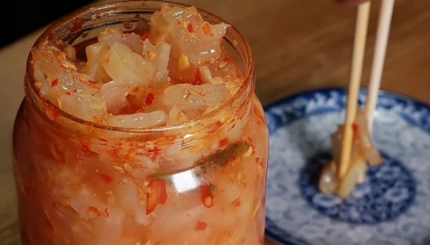 Để tận dụng tối đa lợi ích từ gân bò, người tiêu dùng nên chế biến ở nhiệt độ thấp và thời gian vừa đủ, như hầm hoặc ninh, để collagen không bị phá hủy. Kết hợp gân bò với rau củ sẽ giúp bữa ăn đầy đủ dưỡng chất và dễ tiêu hóa. Nhờ các lợi ích toàn diện từ việc bảo vệ xương khớp, hỗ trợ tiêu hóa, tăng cường cơ bắp đến cải thiện sức khỏe tim mạch, gân bò xứng đáng là thực phẩm vàng mà mỗi người nên bổ sung trong chế độ ăn hàng ngày, giúp cơ thể khỏe mạnh và phòng ngừa các vấn đề liên quan đến tuổi tác. Ảnh minh họa