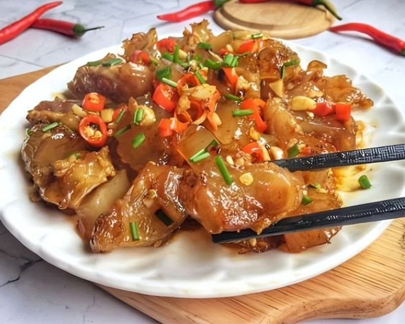 Một nghiên cứu tại Đại học Freiburg (Đức) chỉ ra rằng vận động viên bổ sung collagen từ gân bò phục hồi cơ bắp nhanh hơn 20% so với nhóm không bổ sung. Glycine và proline trong collagen còn giúp sản xuất năng lượng và giảm nguy cơ chấn thương liên quan đến cơ và khớp, do đó nhiều vận động viên chuyên nghiệp thường bổ sung collagen vào chế độ ăn hàng ngày. Ảnh minh họa