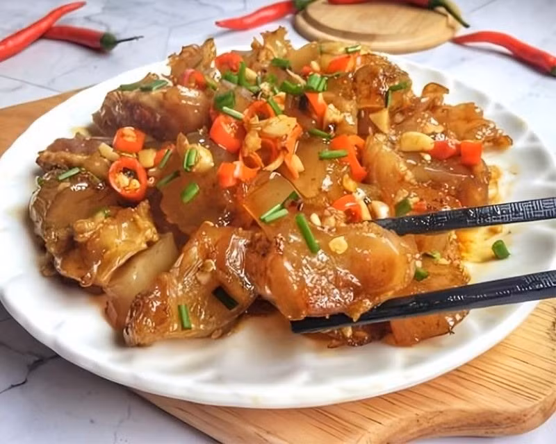 Một nghiên cứu tại Đại học Freiburg (Đức) chỉ ra rằng vận động viên bổ sung collagen từ gân bò phục hồi cơ bắp nhanh hơn 20% so với nhóm không bổ sung. Glycine và proline trong collagen còn giúp sản xuất năng lượng và giảm nguy cơ chấn thương liên quan đến cơ và khớp, do đó nhiều vận động viên chuyên nghiệp thường bổ sung collagen vào chế độ ăn hàng ngày. Ảnh minh họa