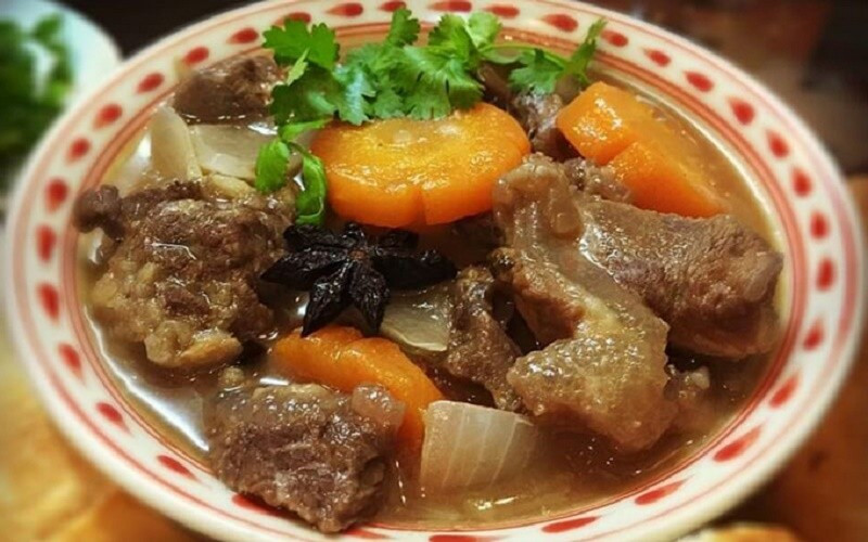 Các nghiên cứu khoa học đã chỉ ra rằng collagen từ thực phẩm như gân bò không chỉ cải thiện làn da, làm giảm nếp nhăn và tăng độ đàn hồi, mà còn bảo vệ khớp, giảm các cơn đau mỏi do vận động hoặc tuổi tác, rất hữu ích cho người cao tuổi hoặc những người thường xuyên vận động mạnh. Ảnh minh họa