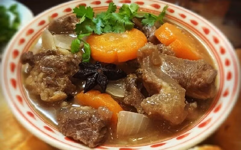 Các nghiên cứu khoa học đã chỉ ra rằng collagen từ thực phẩm như gân bò không chỉ cải thiện làn da, làm giảm nếp nhăn và tăng độ đàn hồi, mà còn bảo vệ khớp, giảm các cơn đau mỏi do vận động hoặc tuổi tác, rất hữu ích cho người cao tuổi hoặc những người thường xuyên vận động mạnh. Ảnh minh họa