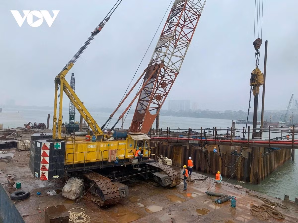 Theo ông Trần Trọng Huy - Phó Giám đốc Ban dự án đầu tư xây dựng cầu Trần Hưng Đạo (Sun Group), công trường hiện huy động khoảng 140 người, gồm kỹ sư hiện trường, thợ lái máy, thợ điện… Toàn bộ máy móc, thiết bị như cẩu, khoan đã được tập kết đầy đủ. Dự kiến đến ngày 26/2, nhà thầu sẽ bổ sung thêm 45 công nhân để tăng tốc thi công.