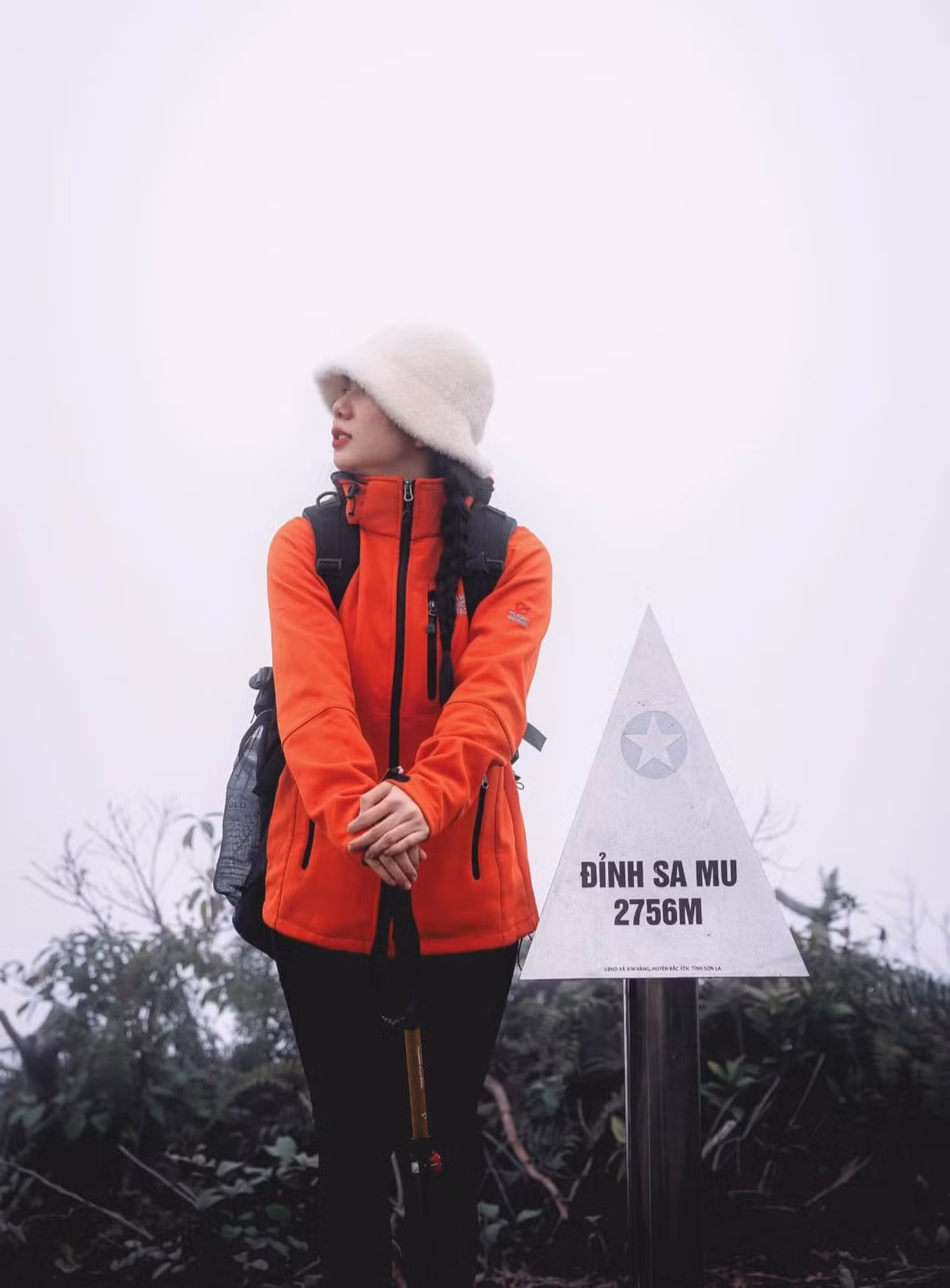 Dù mới mẻ với du lịch đại chúng, Sa Mu đang trở thành điểm trekking hấp dẫn với rừng cổ thụ phủ rêu, hoa đỗ quyên và biển mây huyền ảo.Ảnh Thương Nguyễn