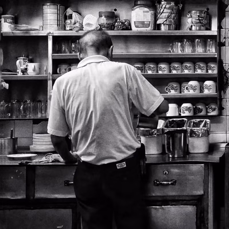 Bức tranh ẩm thực lâu đời của Kuala Lumpur còn có sự góp mặt của Capital Café – quán cà phê mở cửa từ năm 1956, được xem là biểu tượng tinh thần Muhibbah, tức sự đoàn kết đa sắc tộc của Malaysia. Thực đơn tại đây phản ánh rõ nét sự giao thoa văn hóa với mì xào Hải Nam, cơm nasi padang, rojak và satay. Một ly cà phê truyền thống đậm đặc ăn kèm bánh mì nướng bơ giòn là lựa chọn được nhiều thực khách yêu thích. Quán nằm trên đường Jalan Tuanku Abdul Rahman, mở cửa từ 10h đến 19h và nghỉ chủ nhật. Ảnh Internet