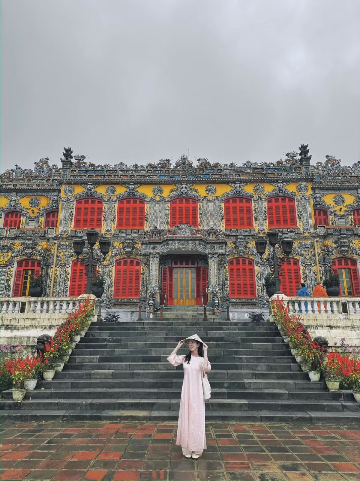 Trong trường hợp muốn trải nghiệm không gian nhà hàng nhưng vẫn giữ mức chi tiêu hợp lý, du khách có thể cân nhắc các địa chỉ như Quán Hạnh, CHẠN, quán Hạnh bánh canh cua rời hay Gạo. Đây đều là những nơi được nhiều thực khách đánh giá cao về chất lượng món ăn, phù hợp để đổi vị mà không quá lo lắng về chi phí.