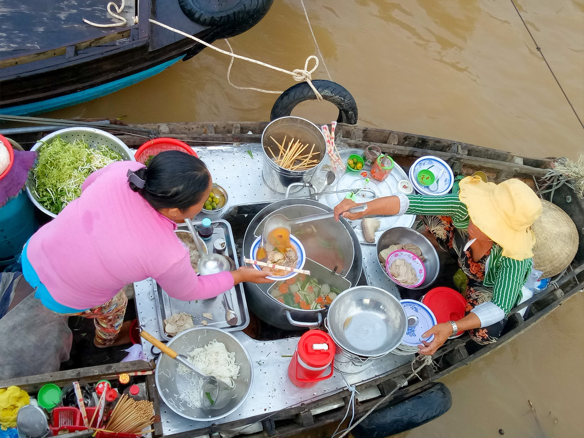 Và dù là khi mặt trời vừa lên hay lúc đã đứng bóng, chợ nổi Cái Răng vẫn giữ nguyên sức hút của một điểm đến không thể bỏ lỡ nơi miền Tây sông nước. Ảnh Traveloka