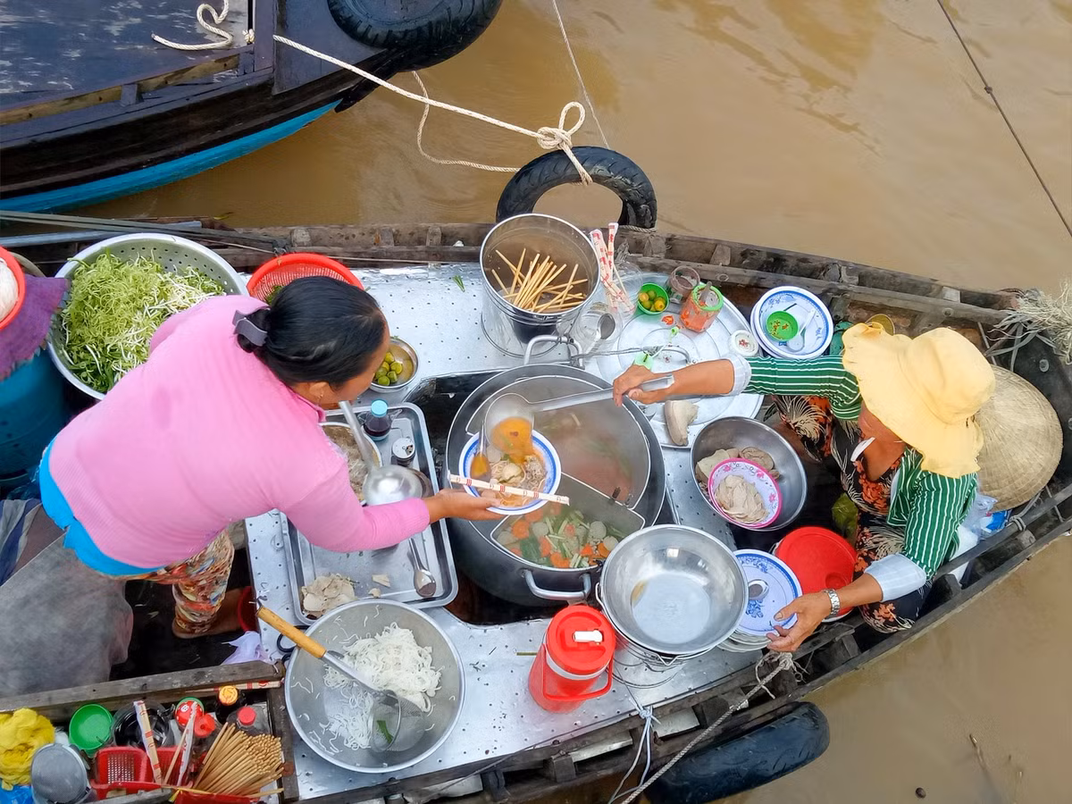 Và dù là khi mặt trời vừa lên hay lúc đã đứng bóng, chợ nổi Cái Răng vẫn giữ nguyên sức hút của một điểm đến không thể bỏ lỡ nơi miền Tây sông nước. Ảnh Traveloka