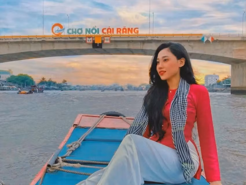 Tùy vào nhu cầu và thói quen cá nhân mà mỗi loại tour sẽ phù hợp với đối tượng khác nhau. Với những ai đam mê chụp ảnh, muốn săn khoảnh khắc bình minh rực rỡ và không khí chợ nổi sôi động, tour sáng sớm sẽ là lựa chọn tuyệt vời. Ngược lại, nếu muốn một chuyến đi kết hợp nghỉ dưỡng nhẹ nhàng, tour ăn trưa sẽ mang lại sự tiện lợi và thư giãn hơn. Ảnh MIA