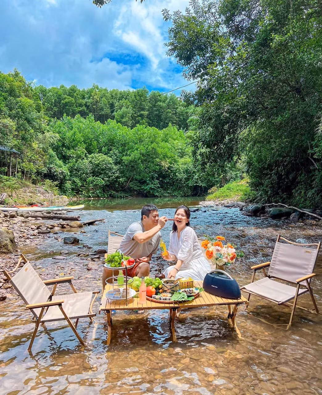 Không chỉ là nơi nghỉ dưỡng, Khe Phương còn là điểm trải nghiệm thú vị. Du khách có thể tham gia cắm trại bên bờ suối, chèo thuyền hoặc dạo bộ khám phá núi rừng, đồng thời tìm hiểu sâu hơn về văn hóa, phong tục và đời sống người Dao. Ảnh @flin_meiizi