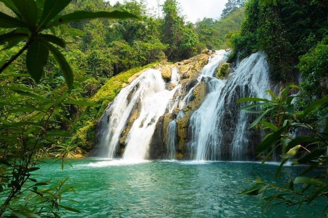 Ẩn mình giữa núi rừng Hướng Hóa (Quảng Trị cũ), thác Tà Puồng với dòng nước mát lạnh đổ xuống từ vách núi cao hơn 30m là nơi cắm trại, bơi lội yêu thích của dân phượt. Du khách có thể thuê hướng dẫn viên bản địa để trải nghiệm cung đường leo thác, xuyên rừng và cắm trại qua đêm. Ảnh dulich
