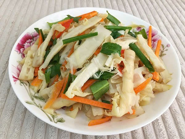 Dù không nên loại bỏ hoàn toàn măng khỏi khẩu phần ăn, người khỏe mạnh vẫn cần lưu ý cách chế biến để đảm bảo an toàn. Măng tuyệt đối không nên ăn sống mà phải luộc kỹ ít nhất hai đến ba lần, mỗi lần thay nước mới để loại bỏ tối đa độc tố. Ảnh minh hoạ