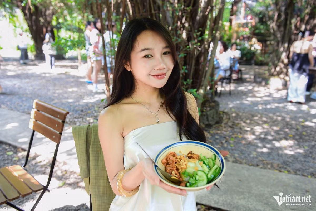 Điểm đặc biệt của quán không chỉ là món ăn mà còn là không gian xanh mát, nằm trong khu phức hợp với sân vườn rộng, nhiều cây cối, mang đến cảm giác thư thái như giữa rừng. Ảnh Báo Vietnamnet