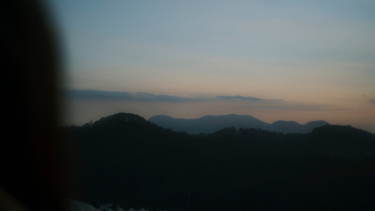 Một mẹo nhỏ để có ảnh đẹp là đến địa điểm ngắm hoàng hôn sớm chừng 30 phút, chọn góc ánh sáng tốt và tận dụng phụ kiện như khăn choàng, mũ len, váy dài để tăng phần bay bổng. Thời điểm đẹp nhất để chụp ảnh thường rơi vào khoảng 17h15 đến 17h45. Ảnh Thành Đạt Phan