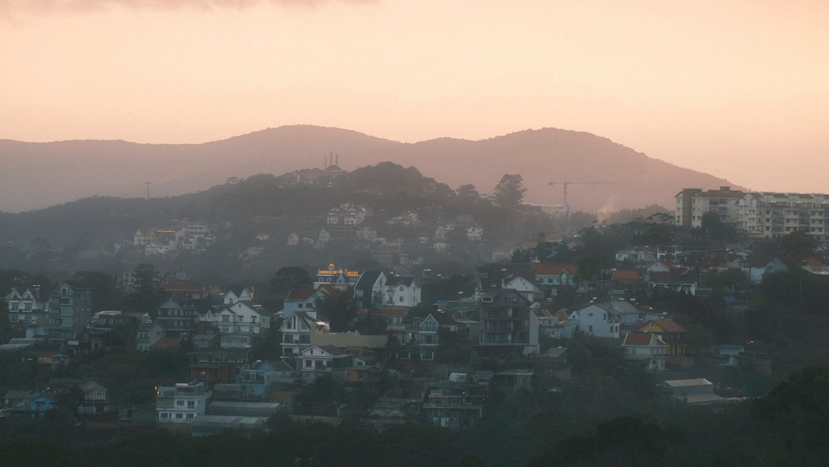 Một số điểm ngắm hoàng hôn được giới trẻ truyền tai nhau như: đồi Đa Phú, đỉnh Pinhatt, khu vực hồ Tuyền Lâm, đồi Thiên Phúc Đức hay cà phê Horizon. Đây đều là những nơi có view hướng Tây, cao thoáng và ít bị chắn tầm nhìn. Đứng tại đây, du khách có thể phóng tầm mắt nhìn mặt trời lặn dần sau những rặng thông, để lại vệt sáng rực rỡ cuối cùng trước khi chìm hẳn vào màn đêm. Ảnh Thành Đạt Phan