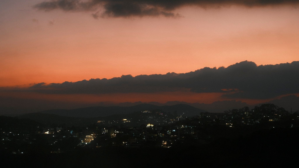 Không cần hoạt động cầu kỳ, đôi khi chỉ cần ngồi lặng lẽ bên người thương, nhâm nhi cốc cà phê nóng ở quán ven đồi, ngắm mặt trời từ từ lặn xuống là đủ khiến lòng người bình yên lạ thường. Với nhiều cặp đôi, khoảnh khắc hoàng hôn Đà Lạt không chỉ là ký ức du lịch, mà còn là khoảnh khắc tình yêu lặng lẽ nảy nở. Ảnh Thành Đạt Phan