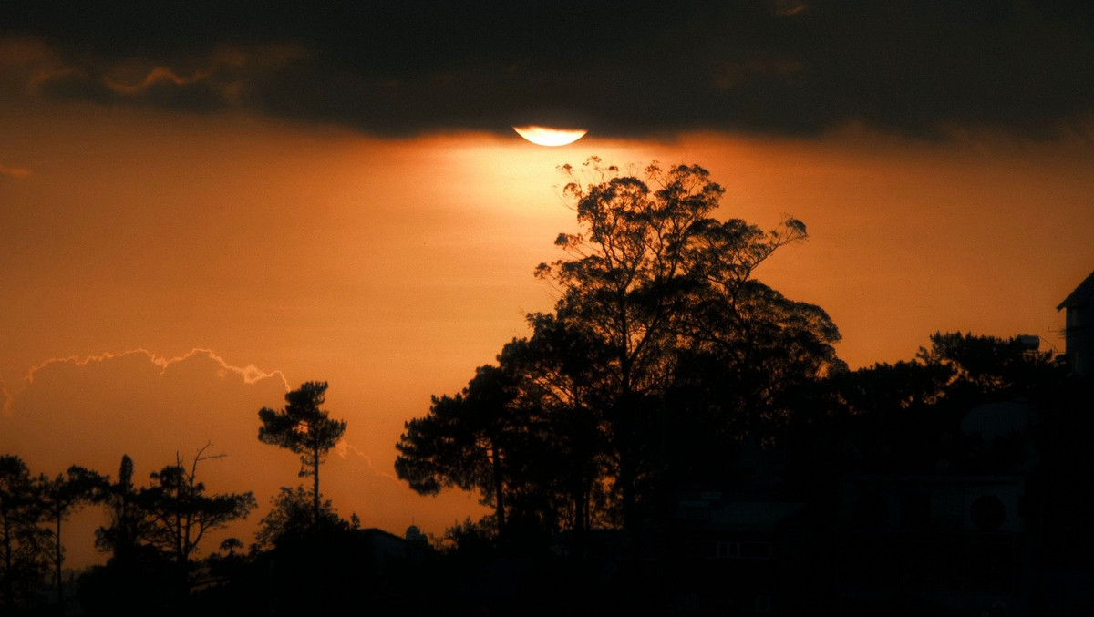 Nếu chọn đi xe máy đến các điểm xa như đồi Đa Phú hay đỉnh Pinhatt, cần đảm bảo xe đủ xăng, thắng tốt và mang theo áo khoác ấm vì trời sẽ nhanh chóng lạnh sau khi mặt trời lặn. Ảnh Thành Đạt Phan