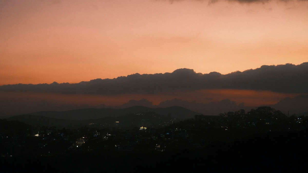 Một số tour trải nghiệm kết hợp ngắm hoàng hôn và cắm trại qua đêm hiện cũng được nhiều du khách trẻ lựa chọn. Vừa ngắm trời chiều rực rỡ, vừa quây quần bên lửa trại và kể nhau nghe chuyện đời giữa núi rừng thanh vắng – đó là trải nghiệm không dễ gì có được ở thành phố ồn ào. Ảnh Thành Đạt Phan