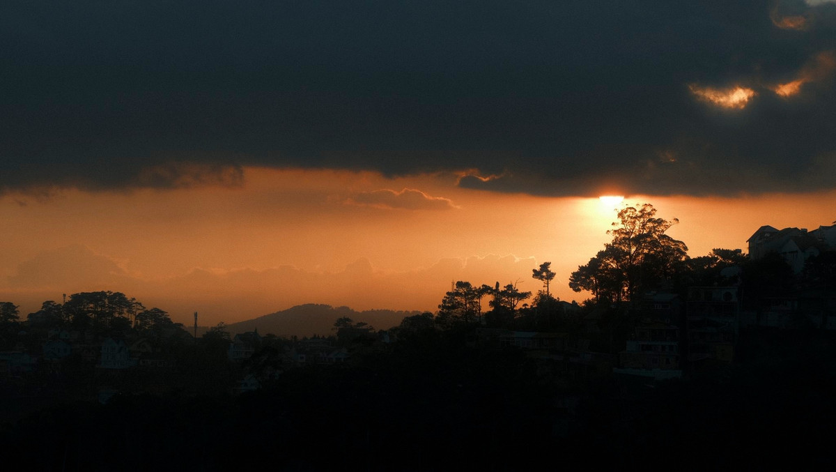 Đà Lạt đẹp ở mọi khoảnh khắc, nhưng hoàng hôn nơi đây là một bản tình ca ngắn ngủi mà lắng đọng. Nếu có dịp ghé thăm thành phố ngàn hoa, đừng quên dành thời gian lặng ngắm chiều buông, để thấy một Đà Lạt thơ hơn, tình hơn và khó quên hơn bao giờ hết. Ảnh Thành Đạt Phan