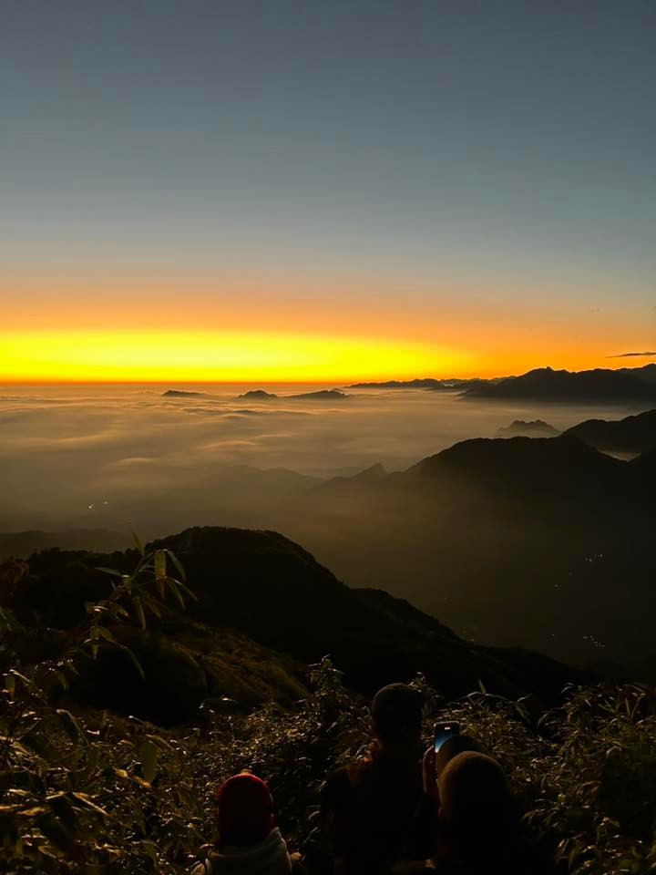 Hành trình chinh phục Nhìu Cồ San không chỉ là thử thách bản thân giữa thiên nhiên hùng vĩ mà còn là cơ hội hòa mình vào văn hóa bản địa, tận hưởng từng khoảnh khắc hoàng hôn trên đỉnh cao và mang về những kỷ niệm khó quên từ “nóc nhà” vùng Tây Bắc. Đây thực sự là hành trình mà bất cứ du khách yêu thiên nhiên và khám phá đều nên trải nghiệm ít nhất một lần trong đời. Ảnh Trịnh Thị Huyền Trang