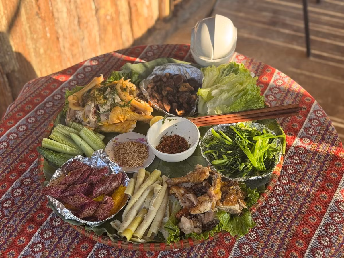 Du khách có thể thưởng thức gà đồi nướng lá mắc khén, rau rừng xào tỏi, thắng cố cùng rượu thảo mộc. Các món này có tại homestay, quán ăn trong bản hoặc bán làm quà. Ảnh Internet