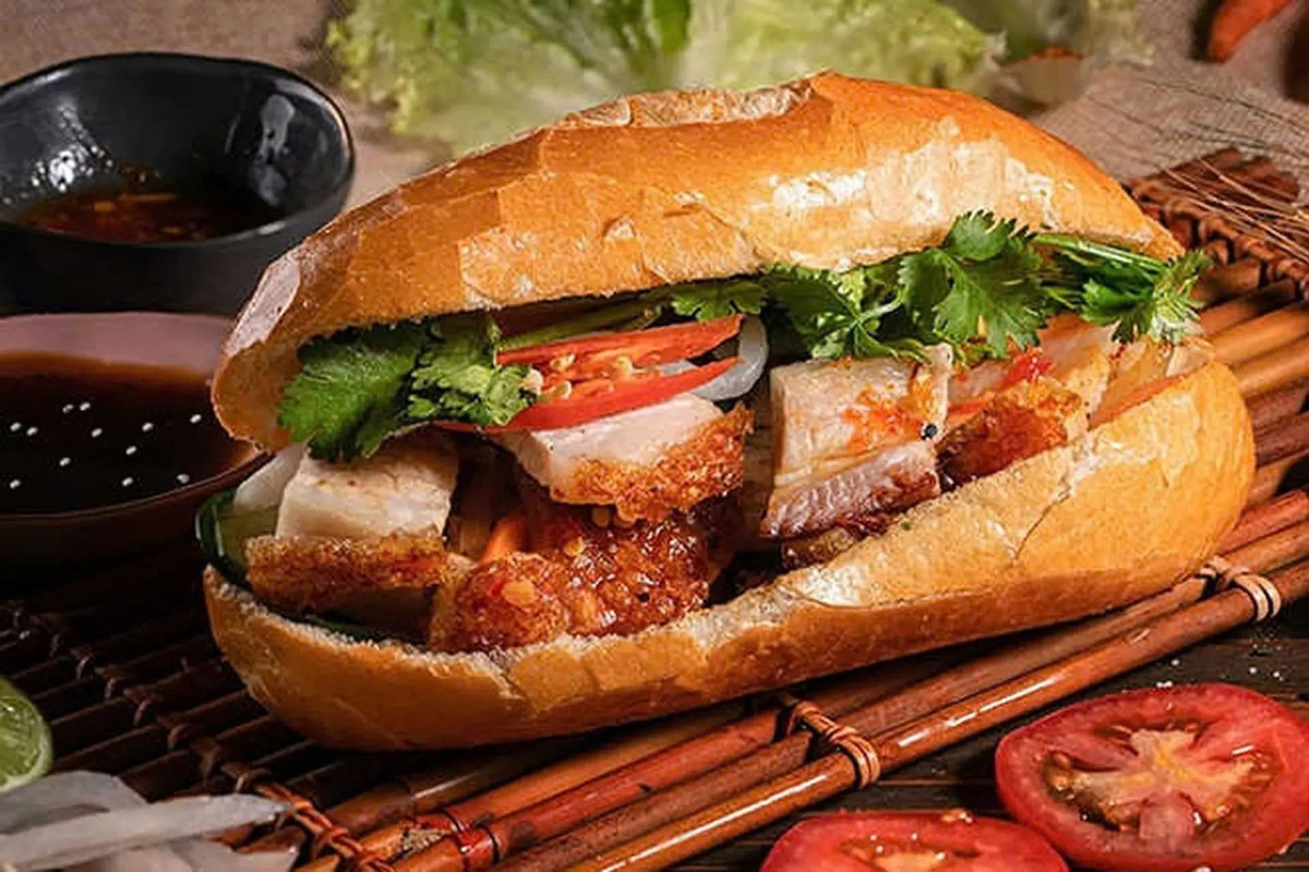 Các chuyên gia của Taste Atlas cho rằng việc bánh mì heo quay dẫn đầu phản ánh xu hướng ẩm thực toàn cầu hiện nay, thực khách ngày càng yêu thích những món ăn có sự giao thoa giữa kỹ thuật chế biến cầu kỳ và tính tiện lợi của ẩm thực đường phố. Ảnh minh họa