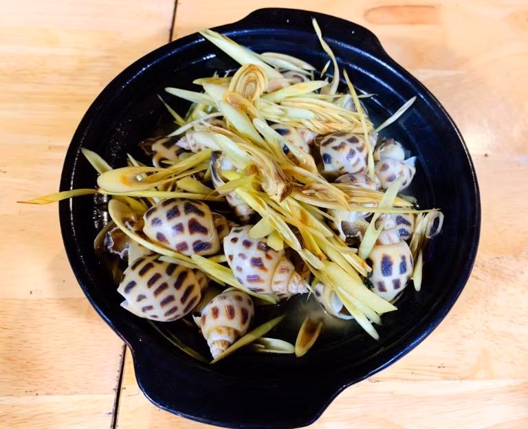 Ngoài ra, với lượng calo thấp nhưng tạo cảm giác no lâu, ốc hương còn được nhiều người lựa chọn trong thực đơn kiểm soát cân nặng. Khi chế biến theo các cách đơn giản như hấp, luộc hoặc nướng, món ăn này vừa giữ được hương vị tự nhiên vừa hạn chế nạp thêm chất béo không cần thiết. Ảnh minh họa